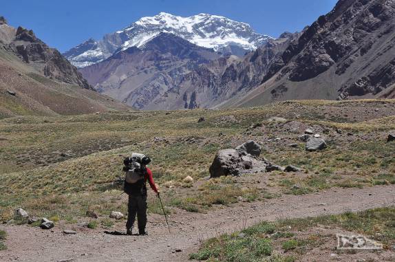 Início da caminhada para Confluencia, o primeiro acampamento para quem se dirige ao Aconcágua, ma região de Mendoza, a oeste da Argentina